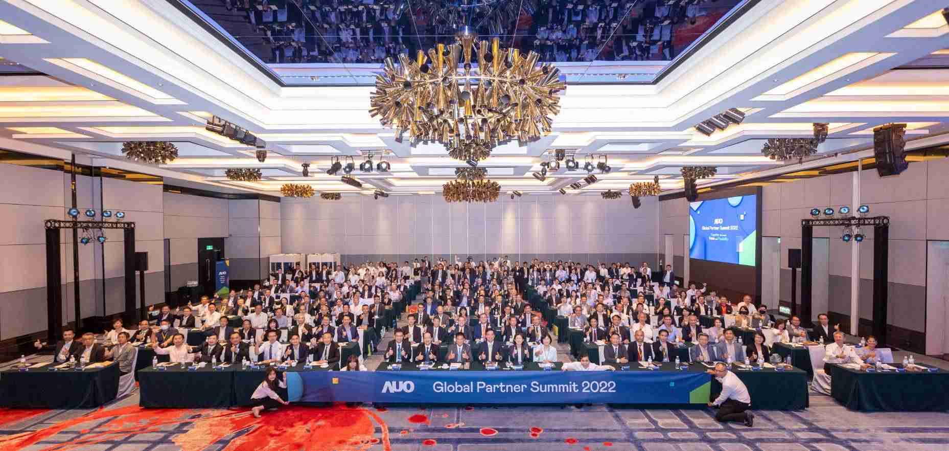 友達推動「安心、、、、創新、、用心、、、、同心、、盡心」五星職旅，，為菲籍員工打造全方位照護，，，首度贏得「人權實踐與發展領袖獎」殊榮