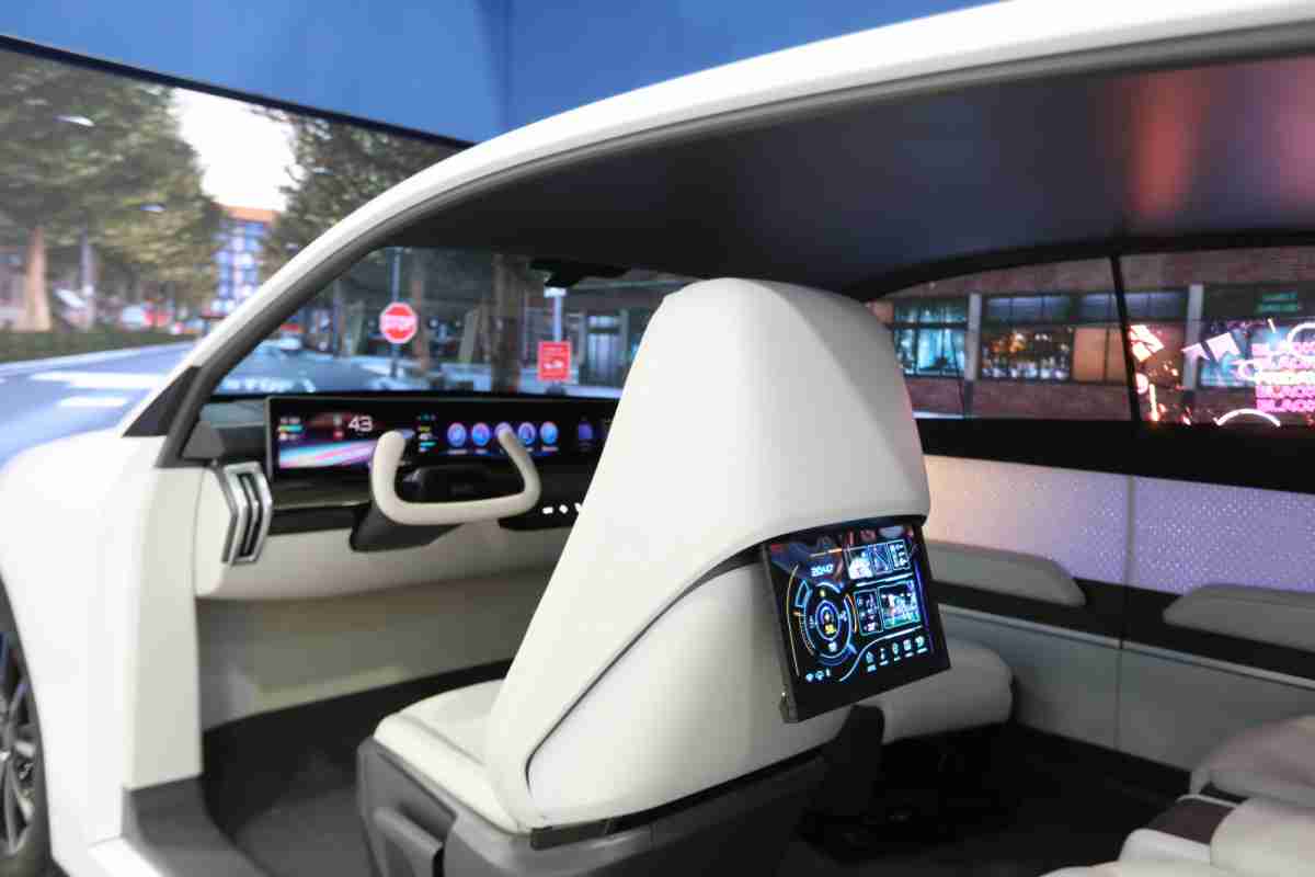 MG电玩的「可卷式后座娱乐显示器」加强后座乘客的感官体验，，，，并保有个性化设计，，可依使用偏好进行动态调整。。